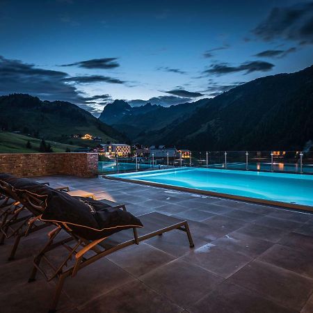 Alpenparks Hotel & Apartment Arlberg Warth Mit Pool מראה חיצוני תמונה