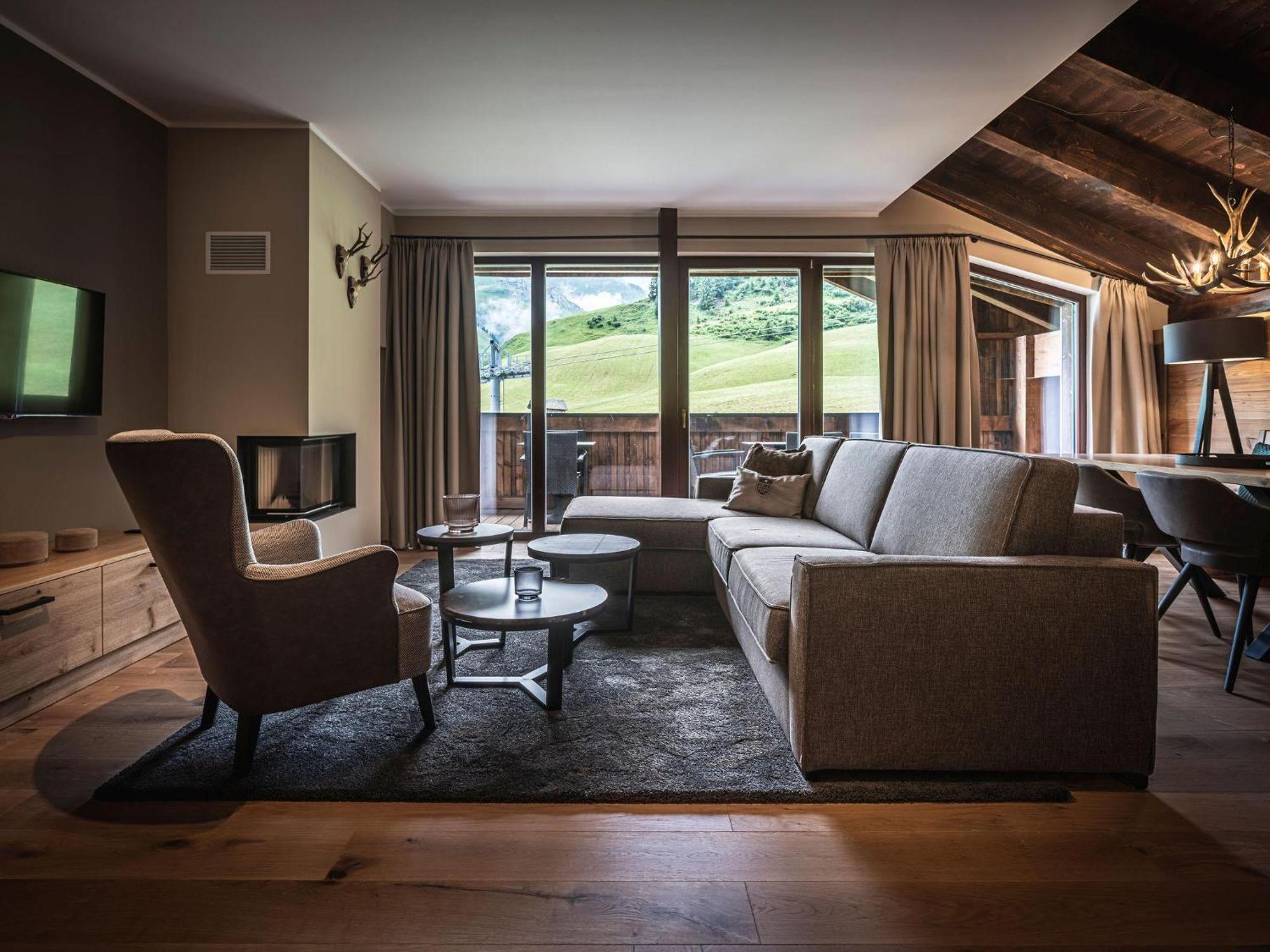 Alpenparks Hotel & Apartment Arlberg Warth Mit Pool מראה חיצוני תמונה