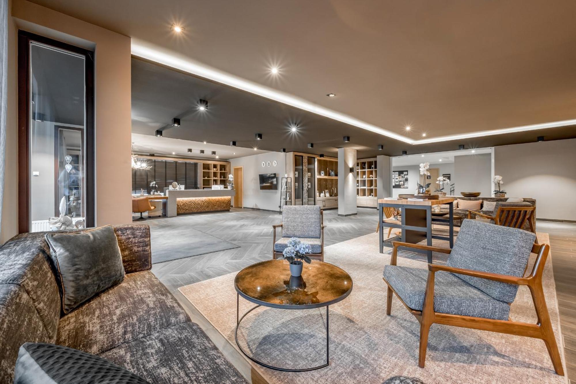 Alpenparks Hotel & Apartment Arlberg Warth Mit Pool מראה חיצוני תמונה