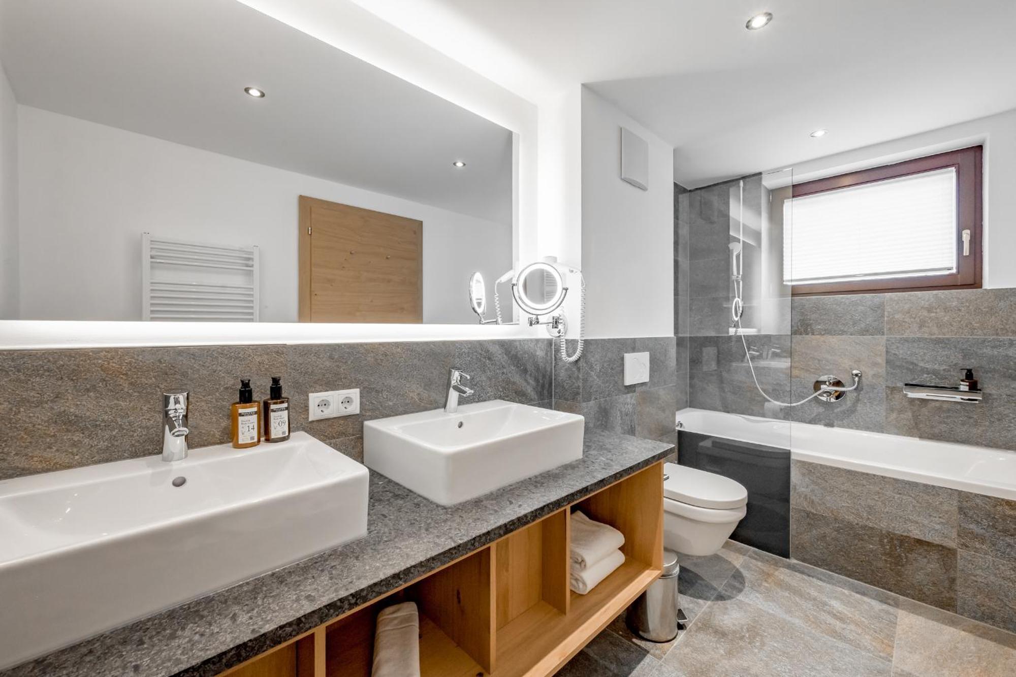 Alpenparks Hotel & Apartment Arlberg Warth Mit Pool מראה חיצוני תמונה