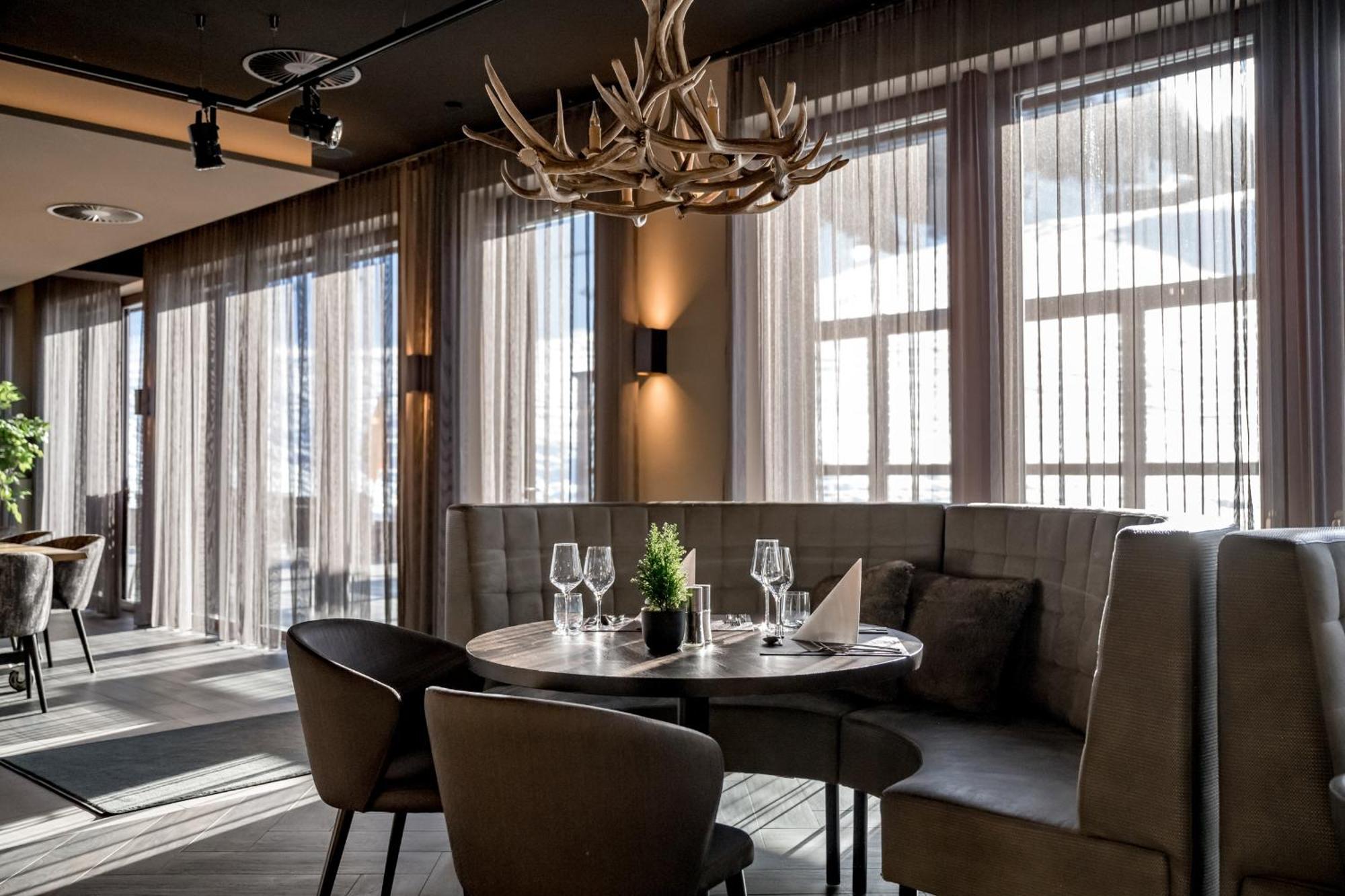 Alpenparks Hotel & Apartment Arlberg Warth Mit Pool מראה חיצוני תמונה