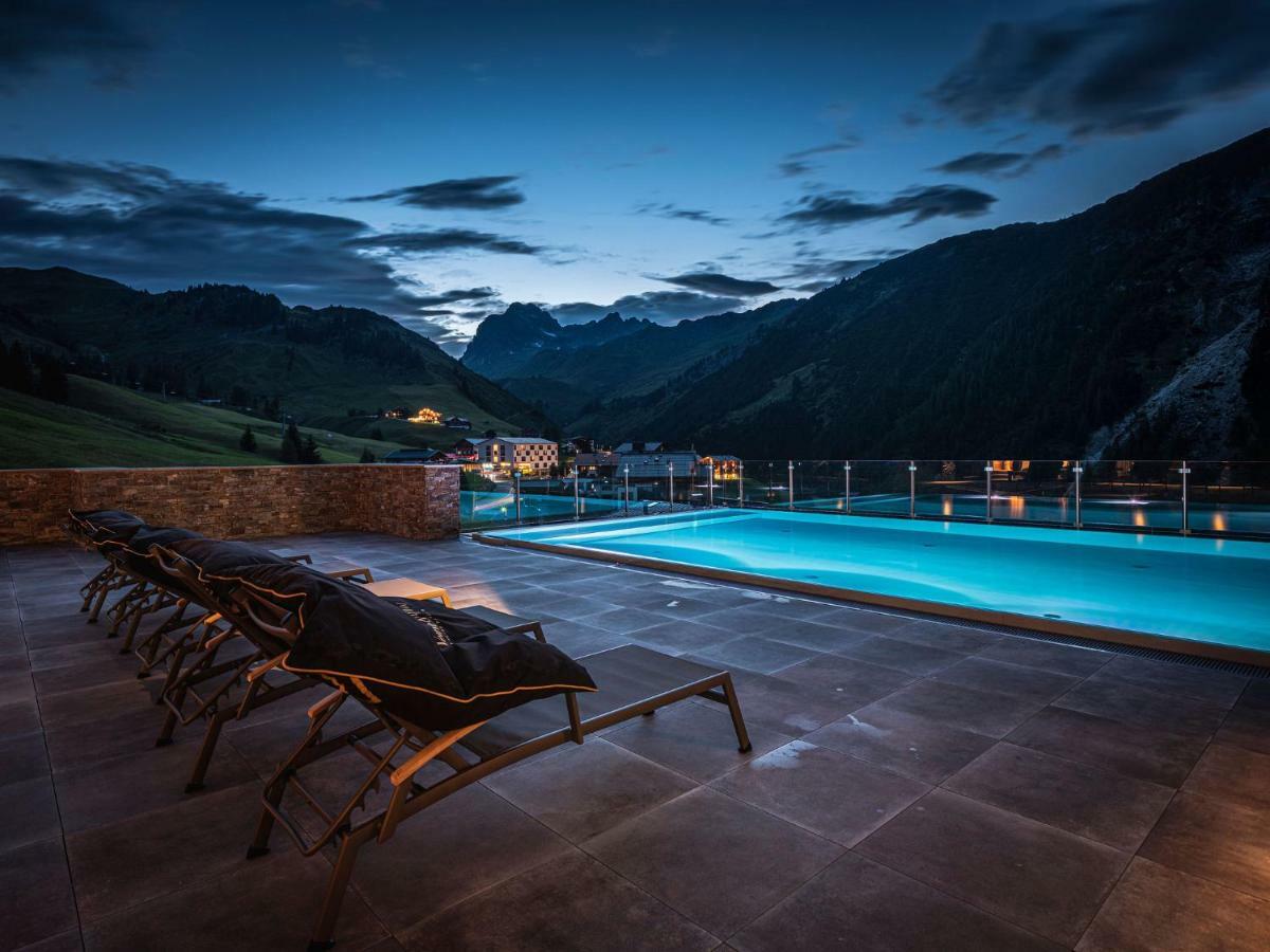 Alpenparks Hotel & Apartment Arlberg Warth Mit Pool מראה חיצוני תמונה