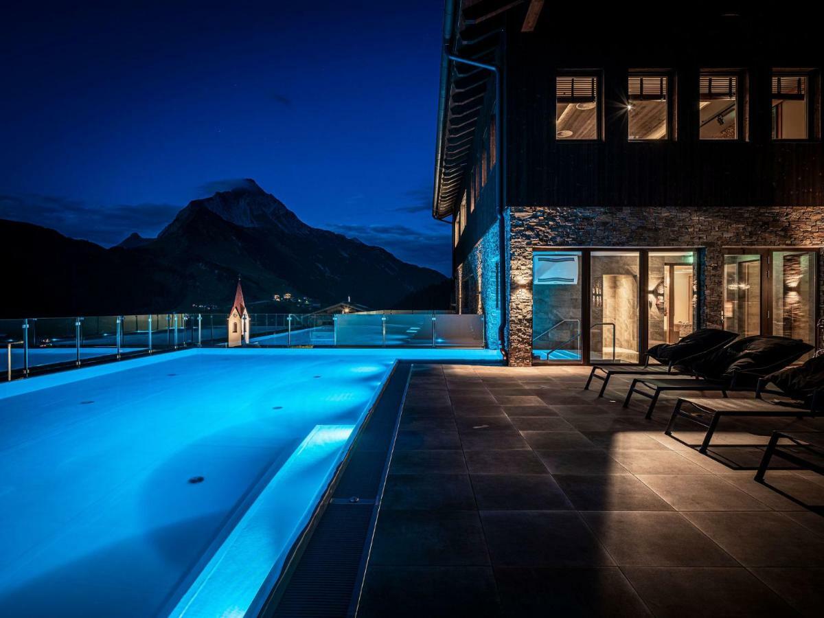 Alpenparks Hotel & Apartment Arlberg Warth Mit Pool מראה חיצוני תמונה